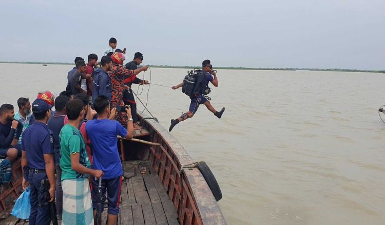 মেঘনায় ট্রলারডুবি, ৮ জেলে নিখোঁজ